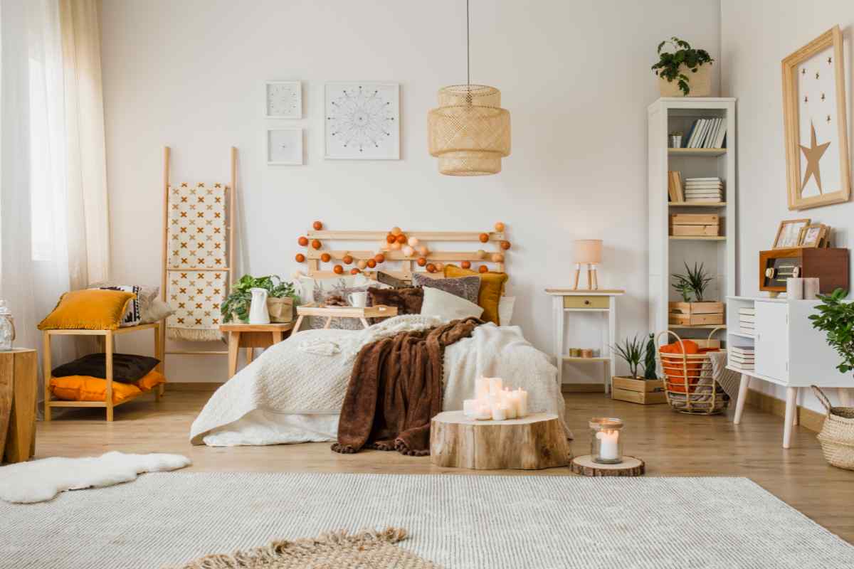 casa arredata con legno, coperte e candele