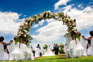 arco di fiori con sposi ed invitati