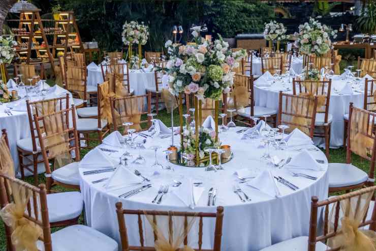 Decorazioni floreali su tavoli da matrimonio tondi