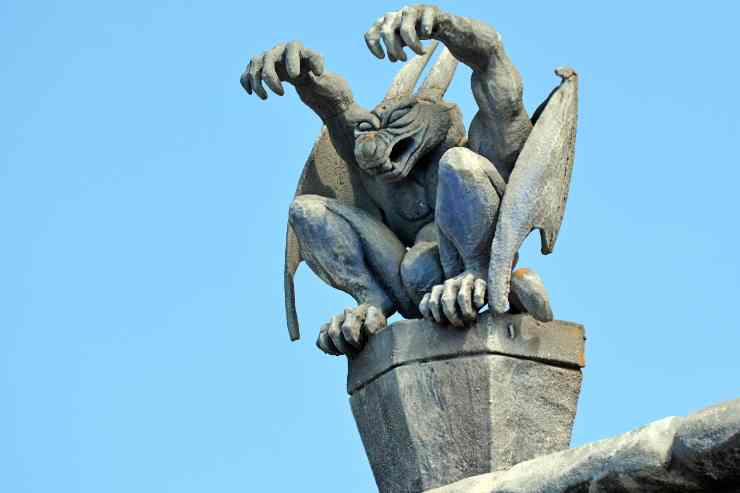 Gargoyle su un edificio stile gotico