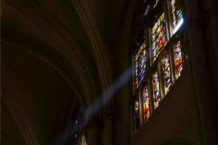 Vetrate gotiche in una chiesa