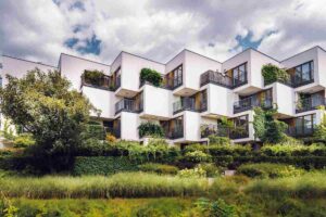 quartiere con edifici realizzati con architettura ecosostenibile