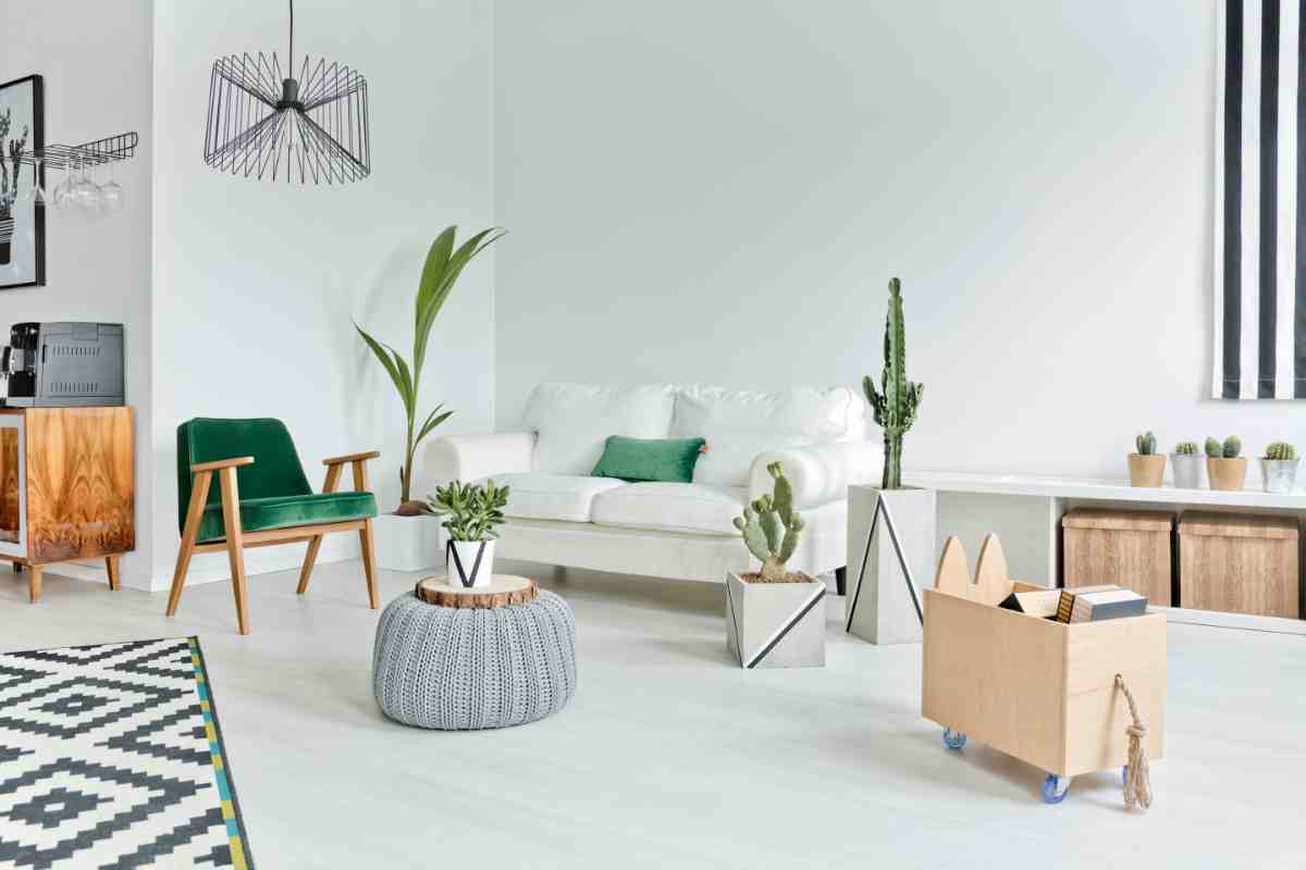 Arredamento open space moderno e minimalista, divano pouf mobili in legno e tappeto