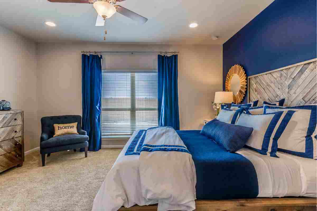 camera da letto con pareti di colore bianco e blu