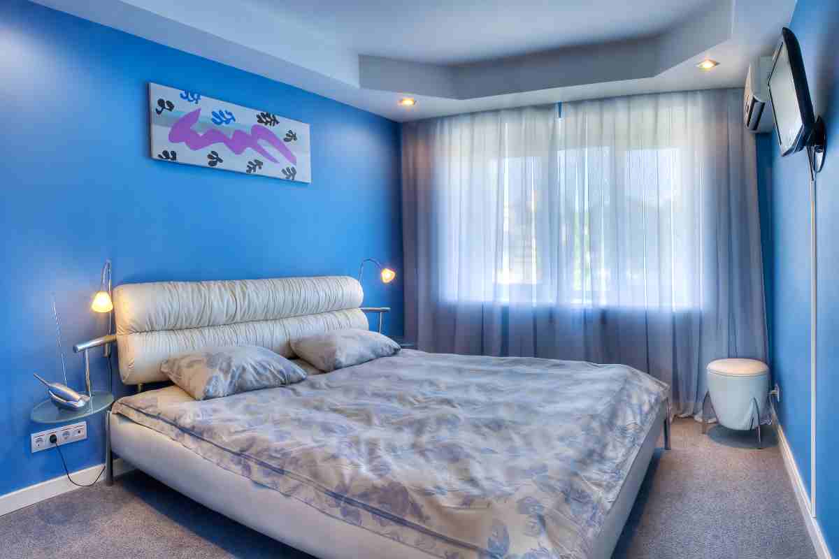Stanza da letto con muri dipinti di azzurro