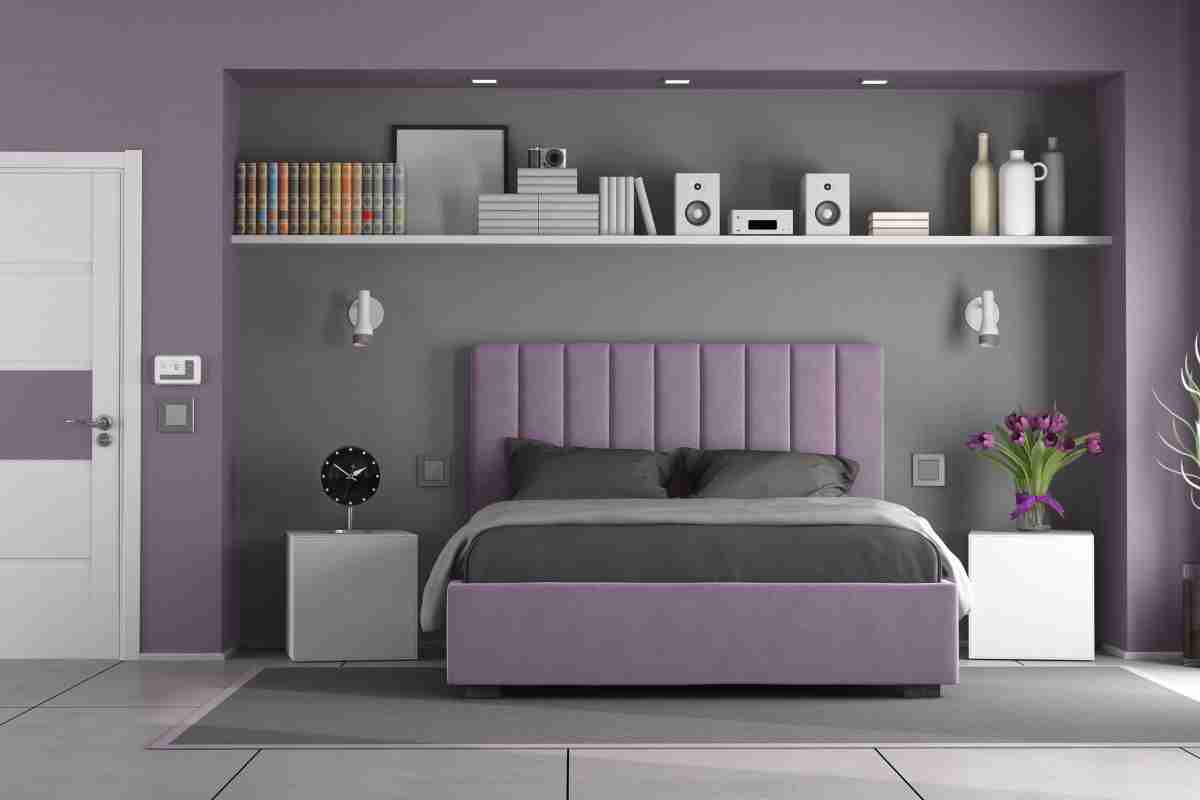Camera da letto con pareti grigio e viola 