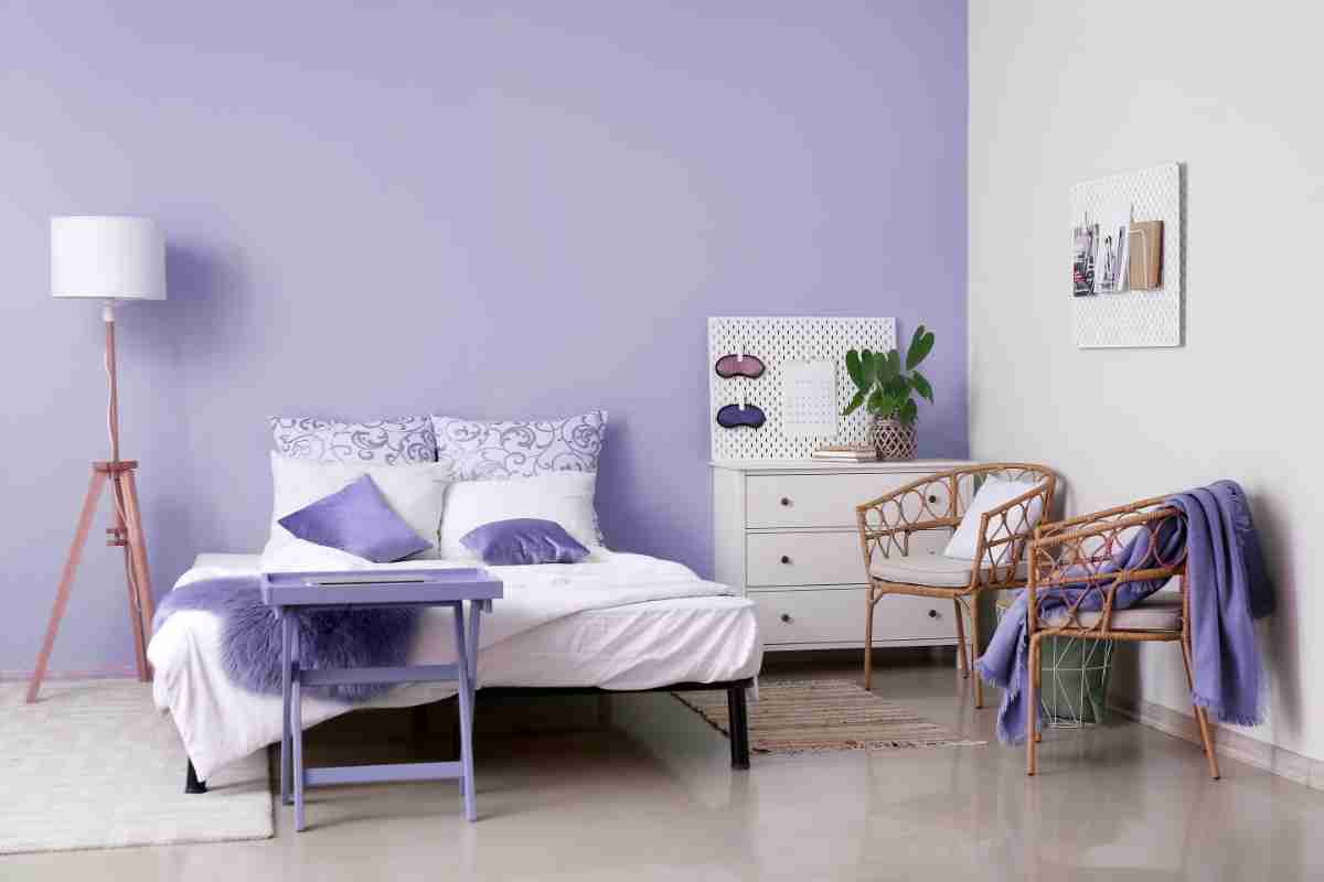 Camera da letto con pareti lilla e bianco 