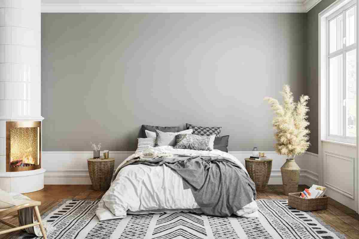 Stanza da letto con muri dipinti tortora e bianco 