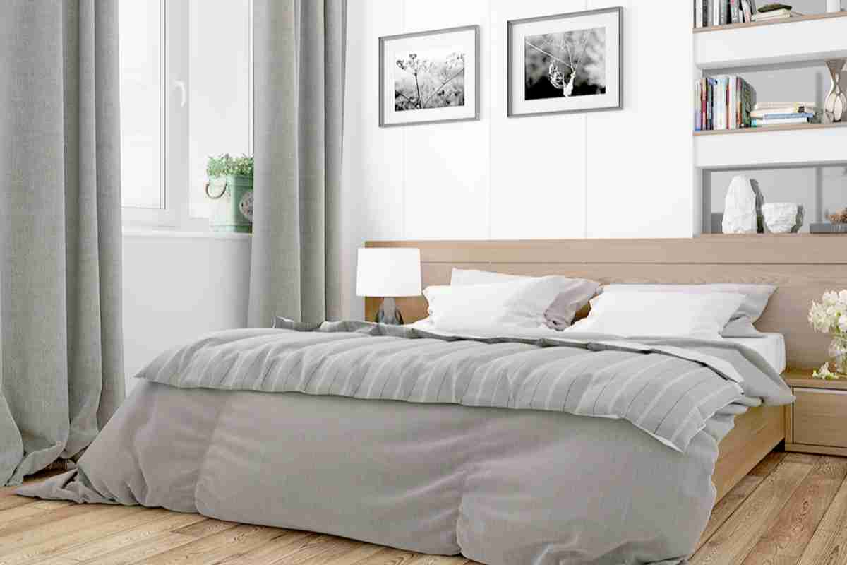Camera da letto moderna con copriletto grigio
