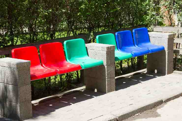 Panca con sedie colorate diverse