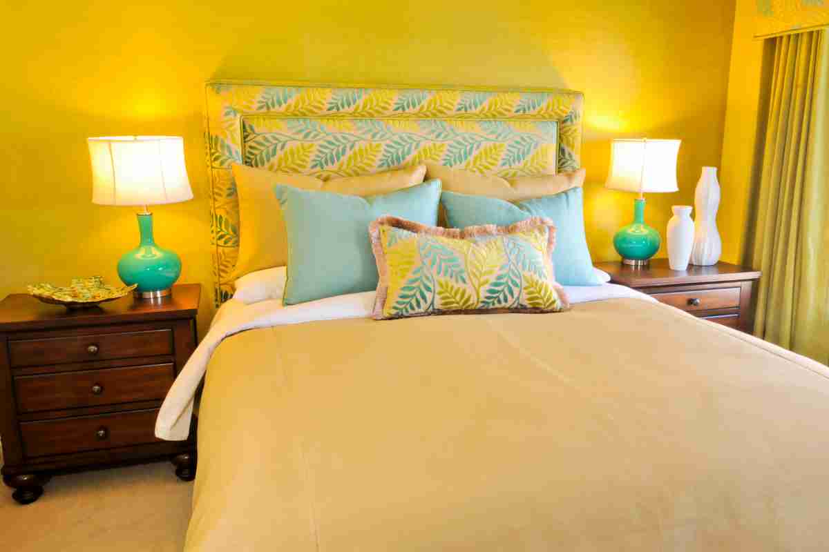 Camera da letto piccola con complementi color azzurro e giallo 