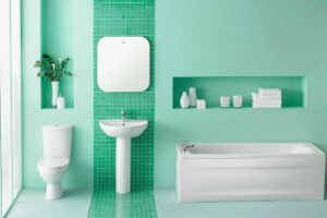 Foto di bagno con piastrelle di colori degradanti sul verde con nicchie