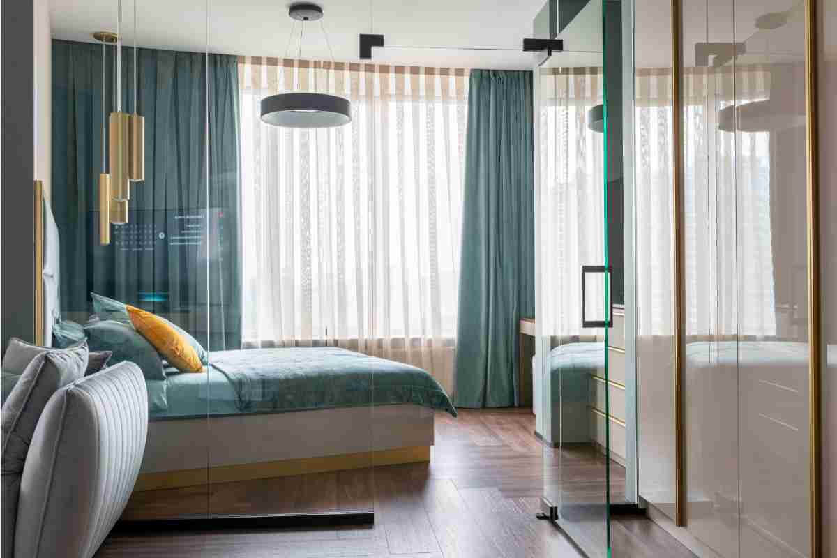 Lampadario tondo minimal in camera da letto con complementi di colore turchese