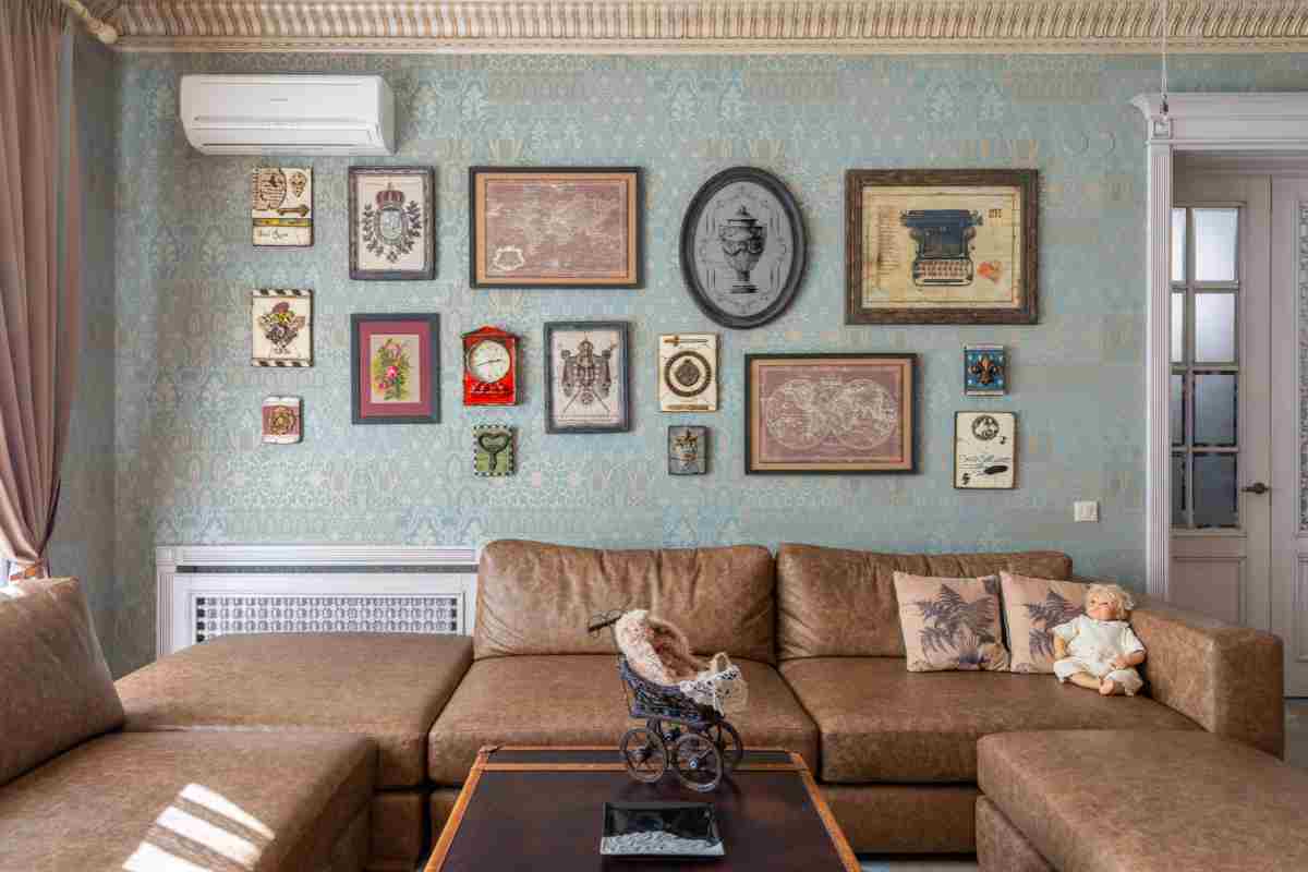 soggiorno con angolo salotto e quadri vintage alle pareti