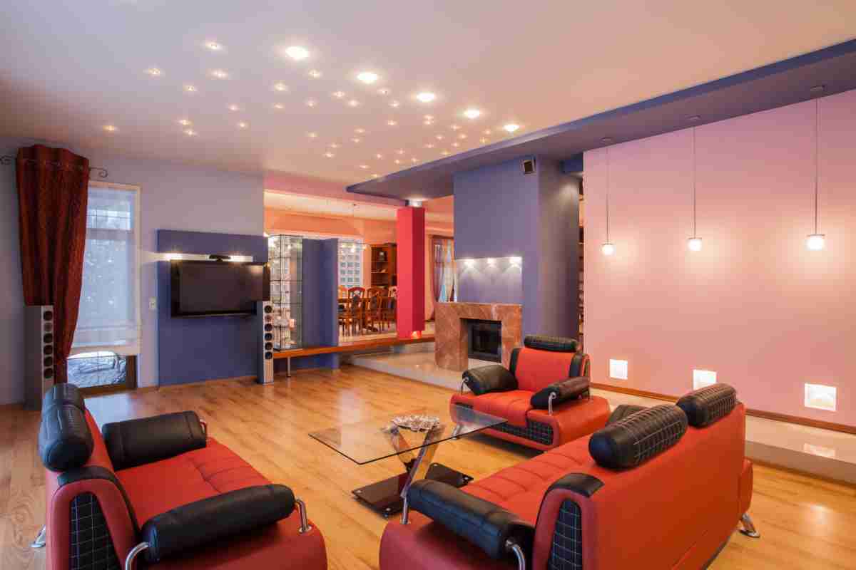 soggiorno con abbinamenti di colori diversi, divani e poltrone rosso e nero