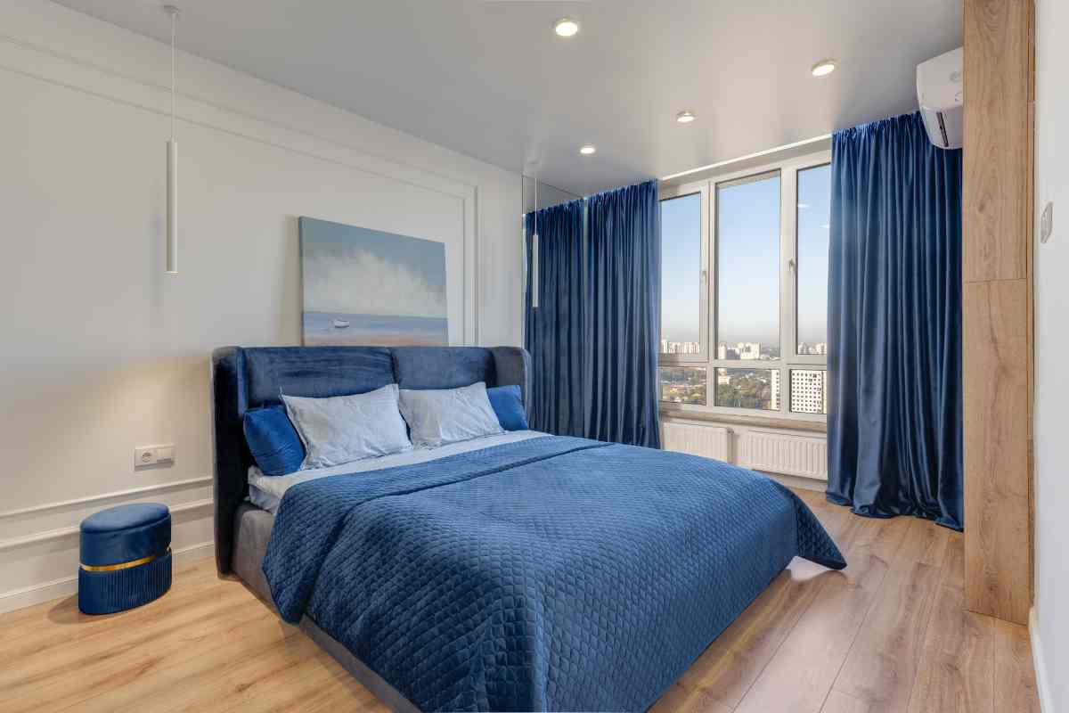 camera da letto con tende e biancheria blu