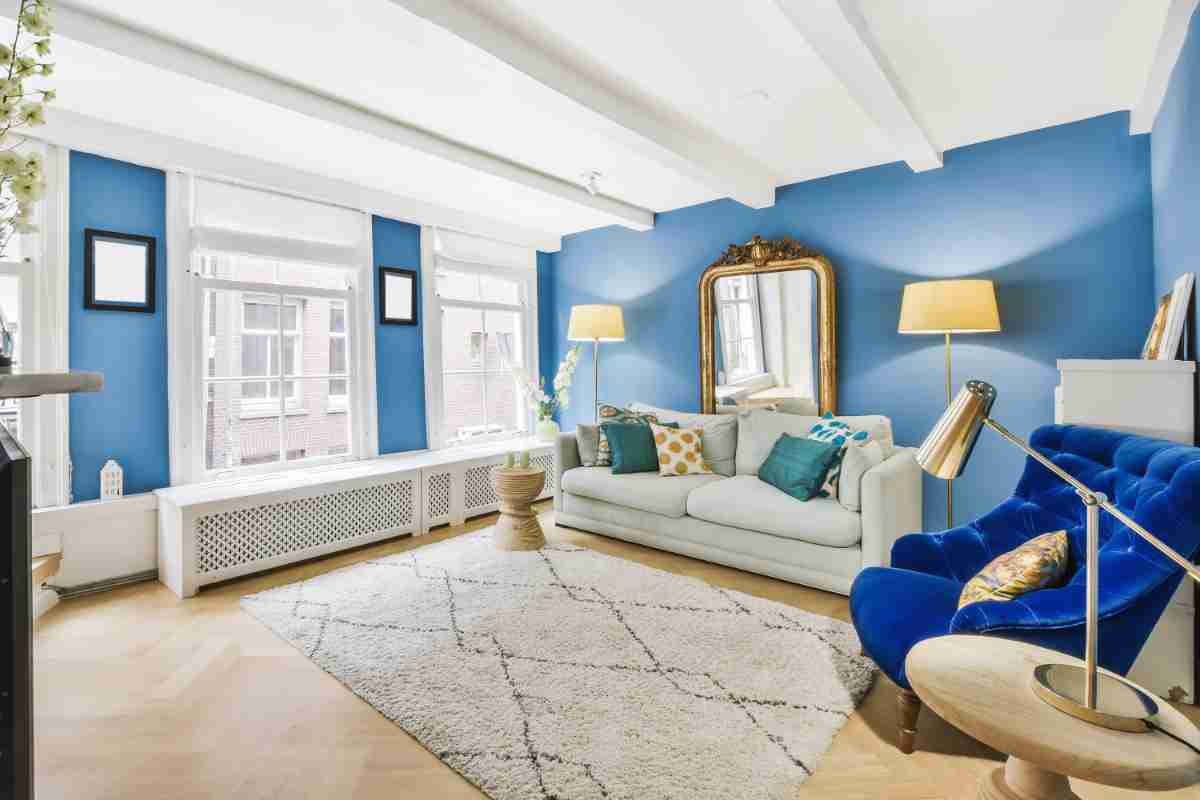 soggiorno arredato con colori blu e bianco