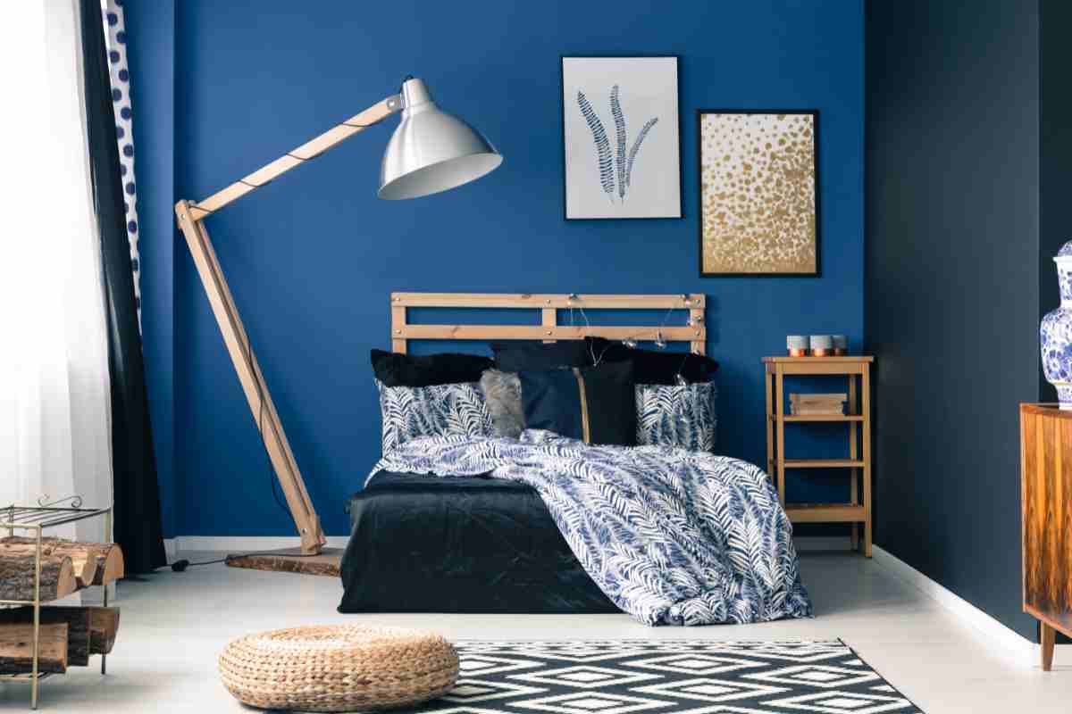 parete camera da letto blu e divano