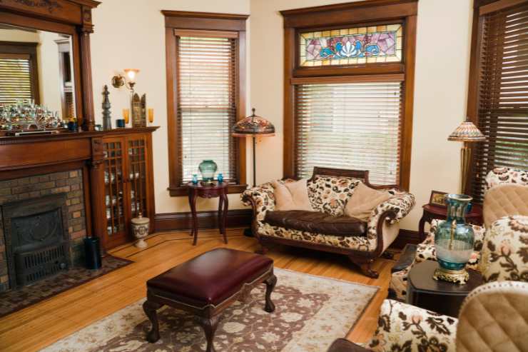 soggiorno con sofa pouf e mobili in stile vittoriano
