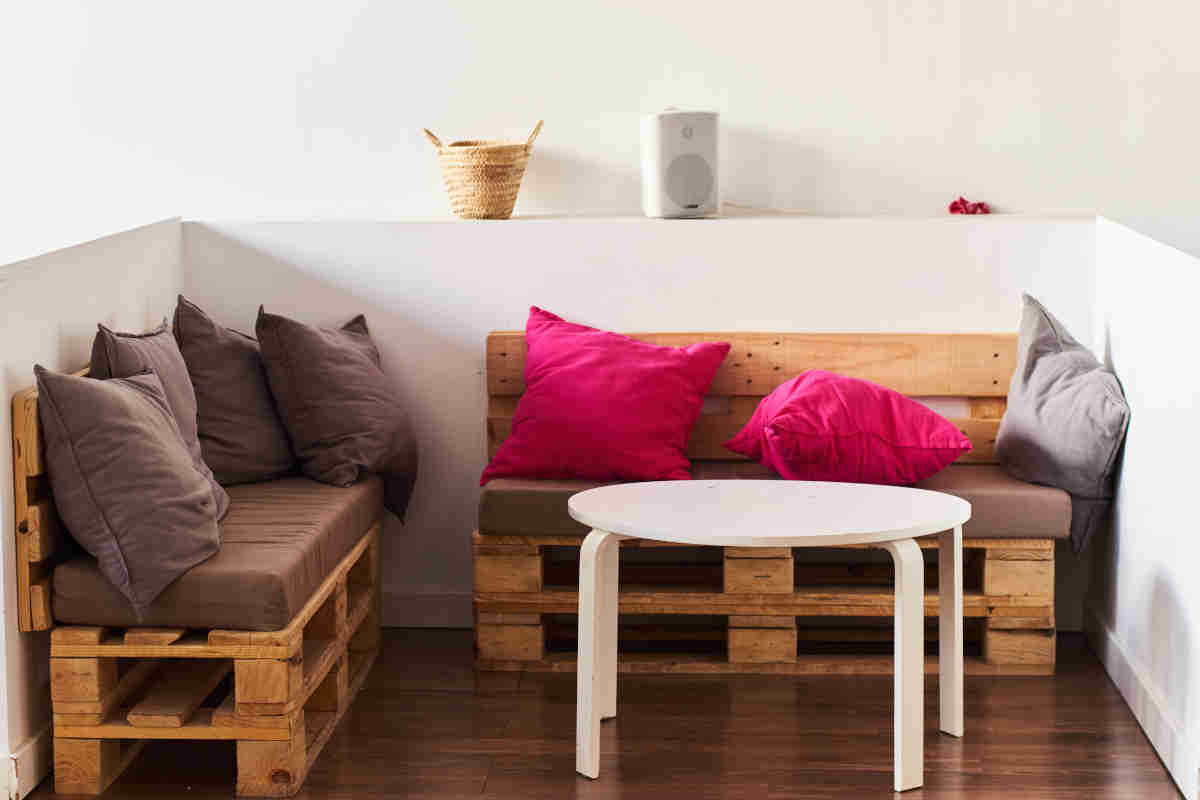Divani con pallet, come costruire un divanetto con bancali: idee e tutorial