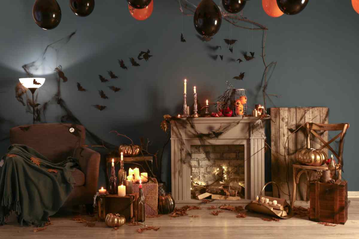 idea su come decorare casa per Halloween, ghirlande, lanterne, candele e palloncini in soggiorno con camino