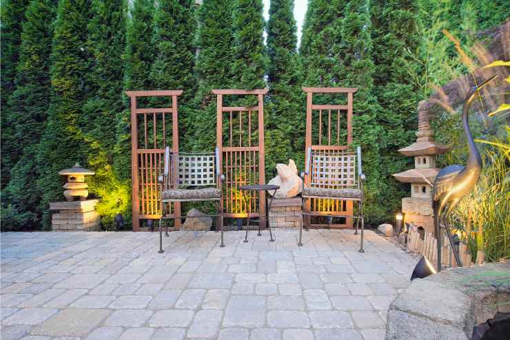 Patio con sculture di diversi materiali