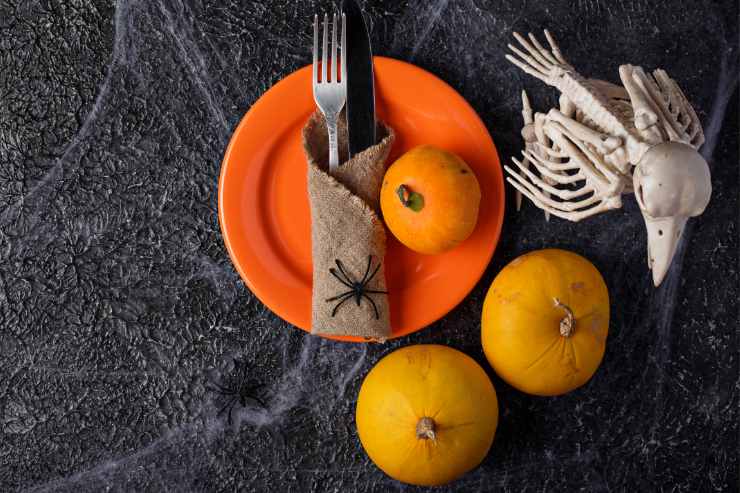 piatto arancione e tovagliolo di iuta per la tavola di Halloween