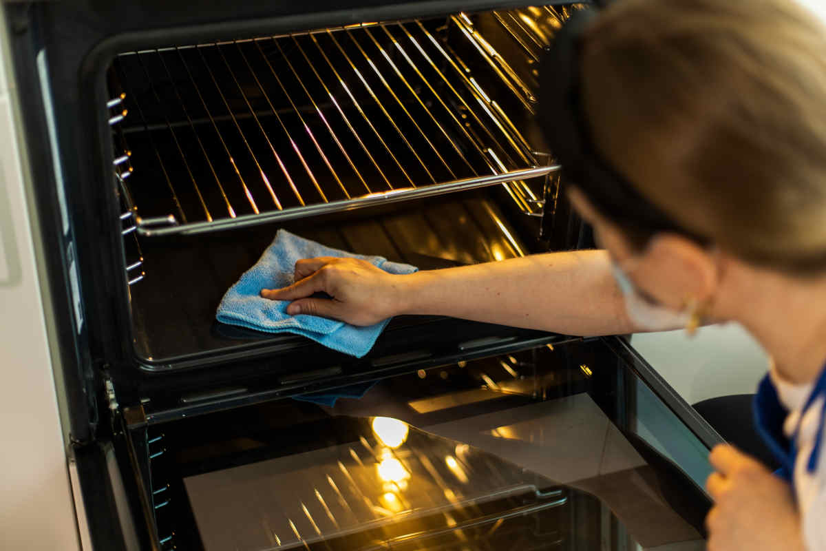 Come pulire il vetro del forno: cosa usare e come fare