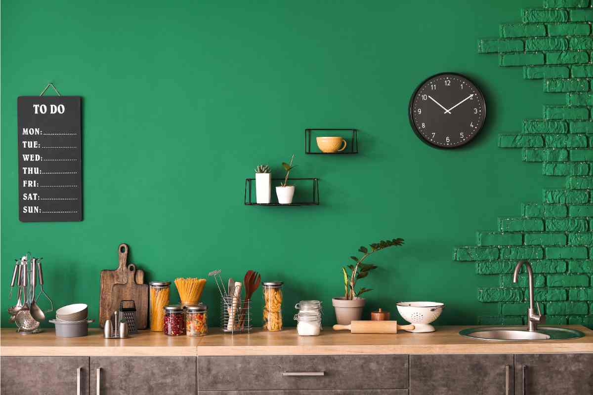 cucina verde petrolio con mobile marrone