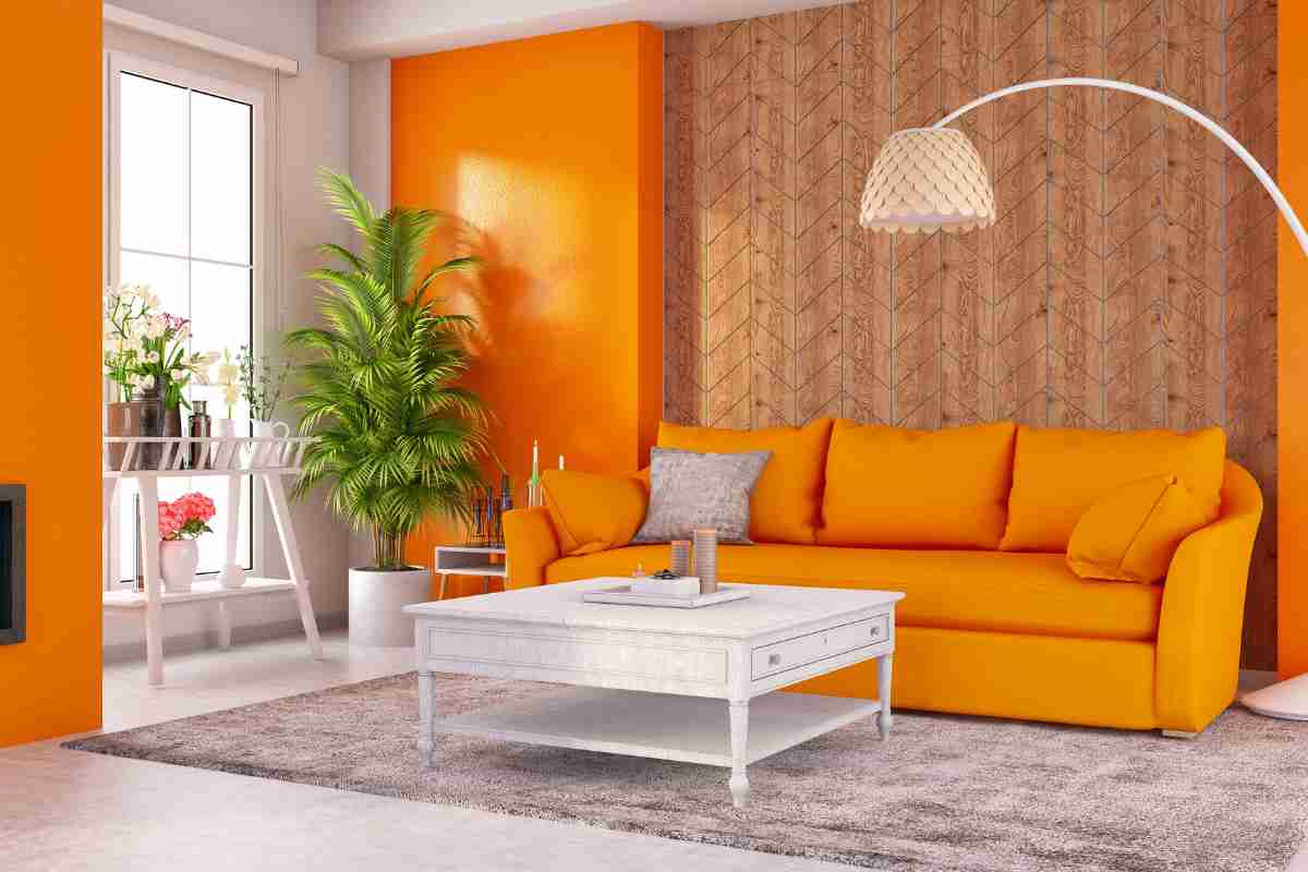 Colore arancio per le pareti del soggiorno