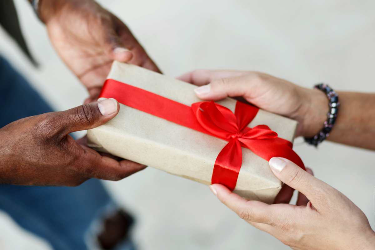 due persone si scambiano un regalo per la casa nuova