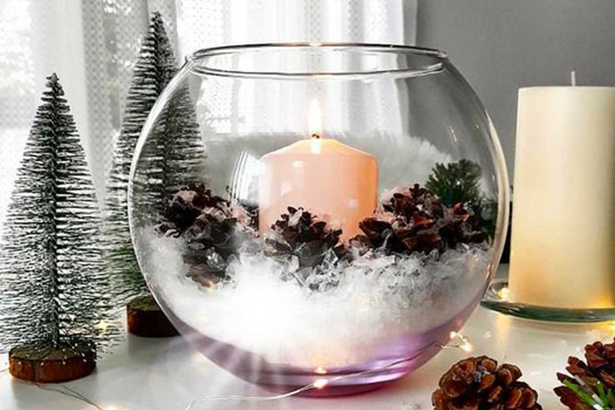 Decorazioni di Natale con vasi di vetro e candele