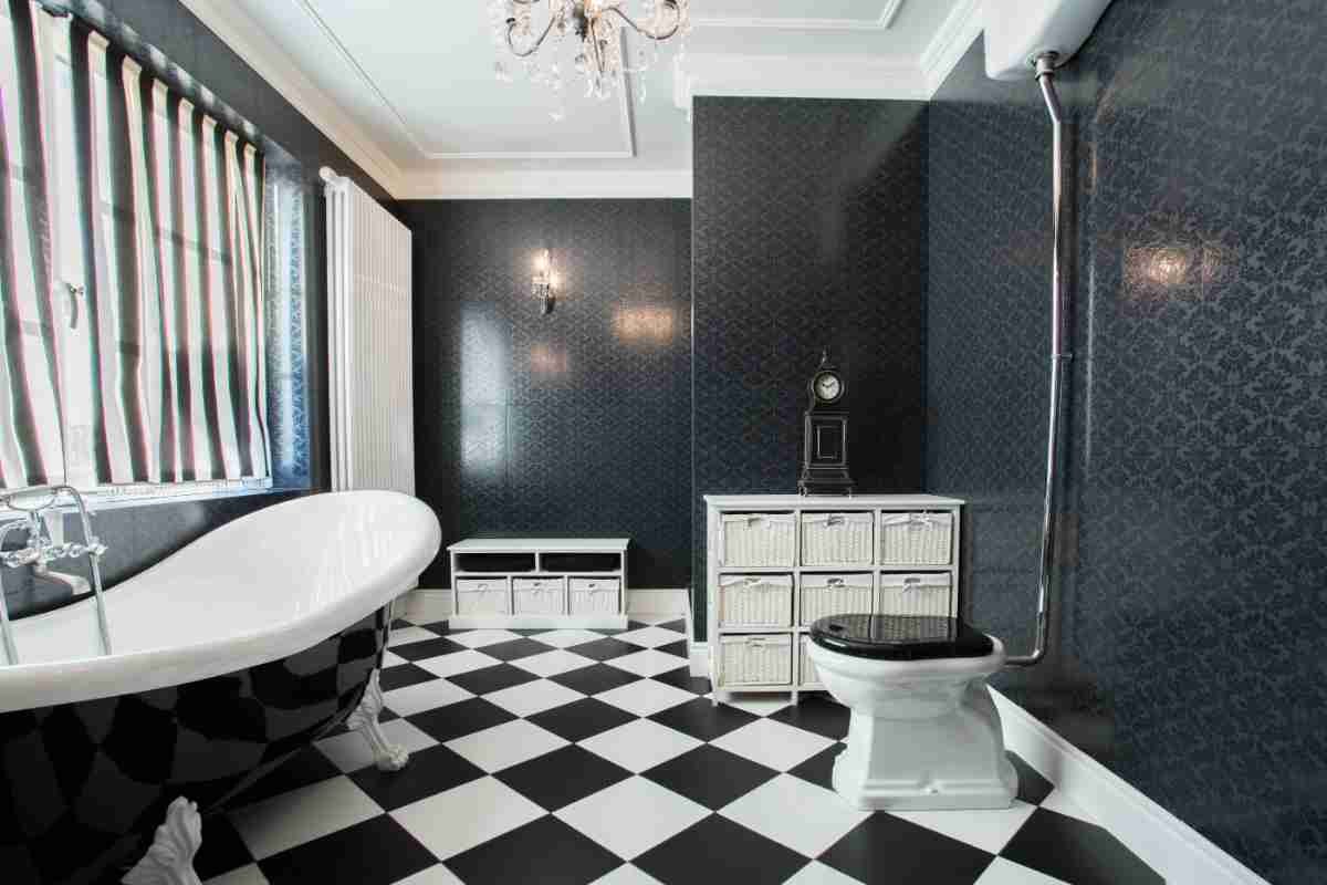 bagno classico bianco e nero con boiserie stile anni 20