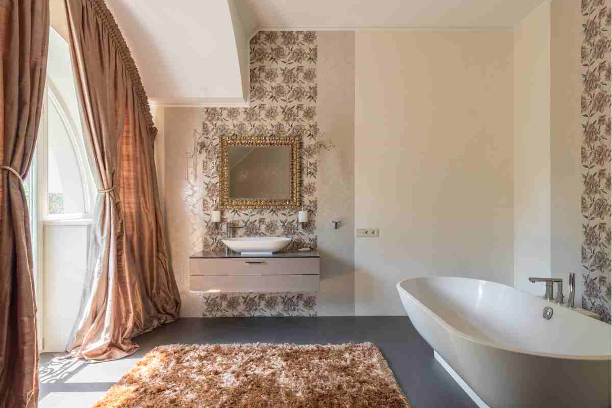 bagno con carta da parati nella zona del lavabo