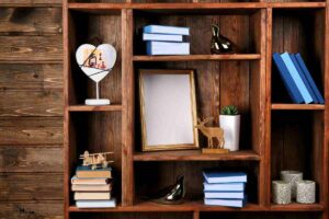 scaffale in legno e libri per arredare casa