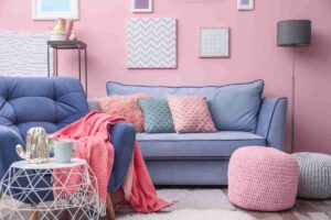 salotto con pareti rosa e divano grigio