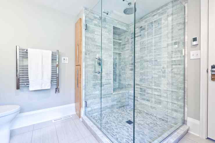 bagno con box doccia in vetro e mobile in muratura