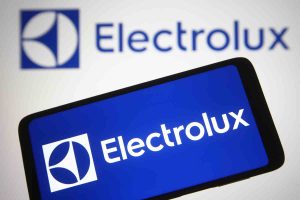 logo electrolux su sfondo e su schermo di smartphone