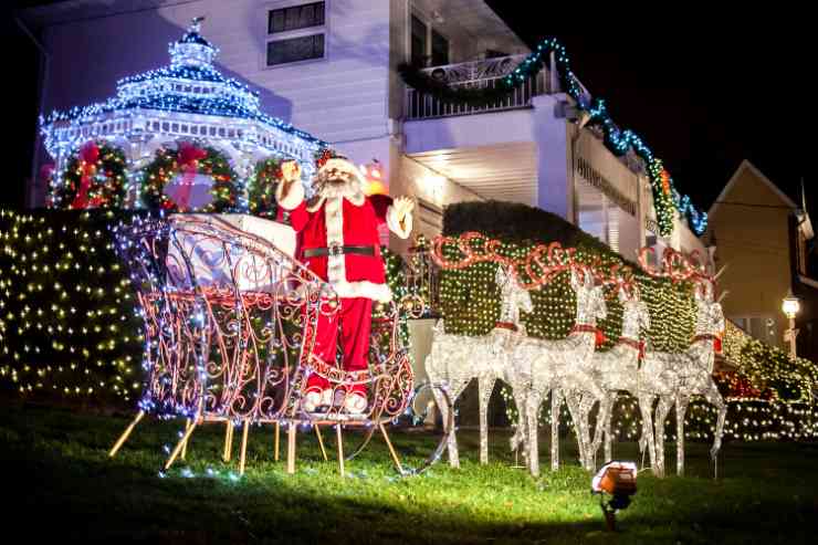 Addobbi natalizi americani a forma di slitta con renne e babbo natale luminosi