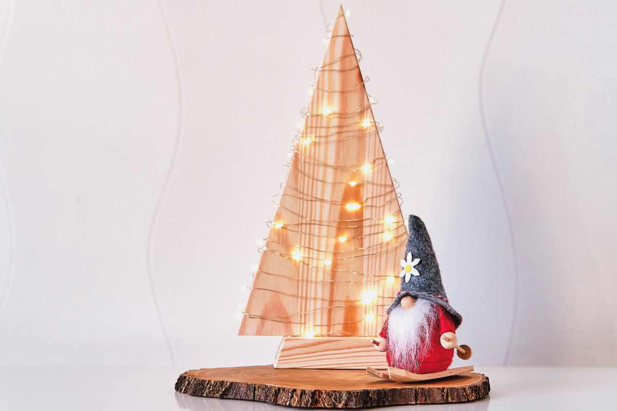 Alberi di Natale in legno con gnometto e luci