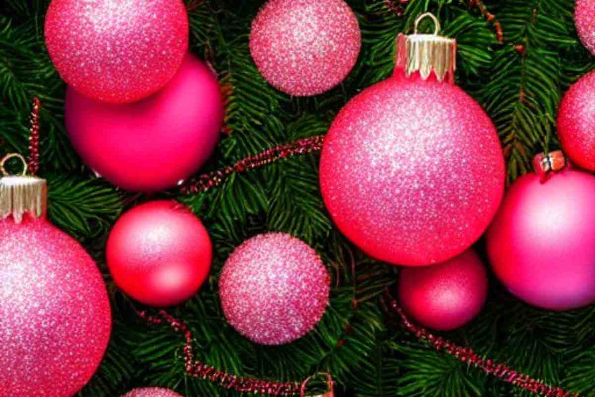 Albero di Natale con palline rosa 