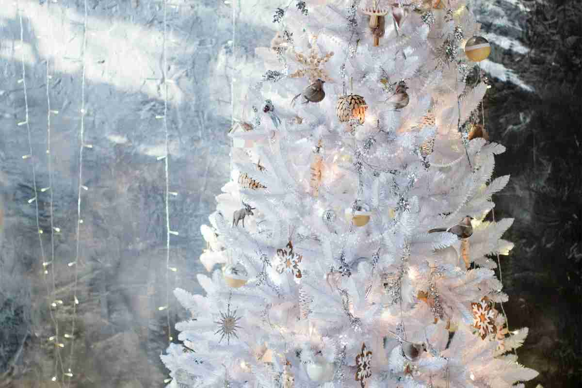 Albero di Natale bianco con addobbi oro e luci led