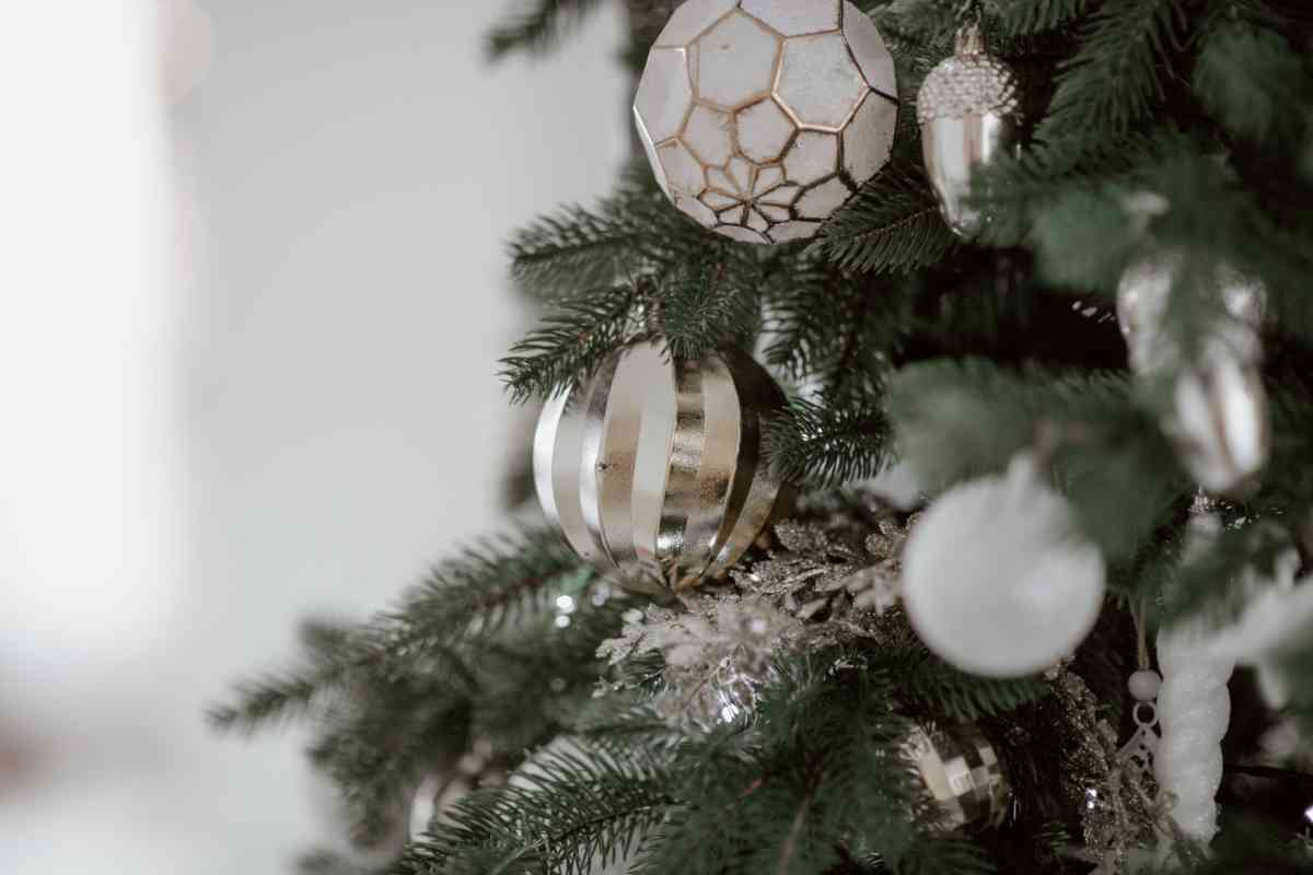 Albero di Natale con palline di colore bianco e argento 