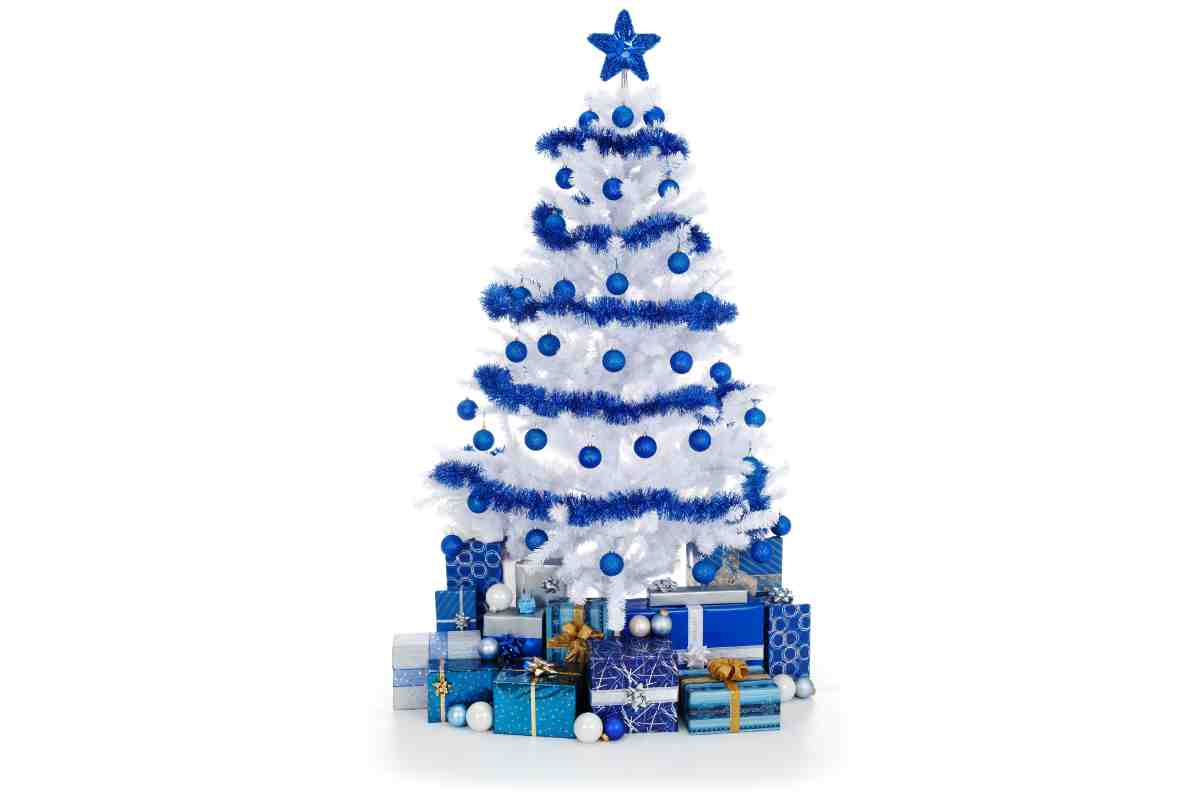 Albero di Natale bianco con palline e festoni blu 