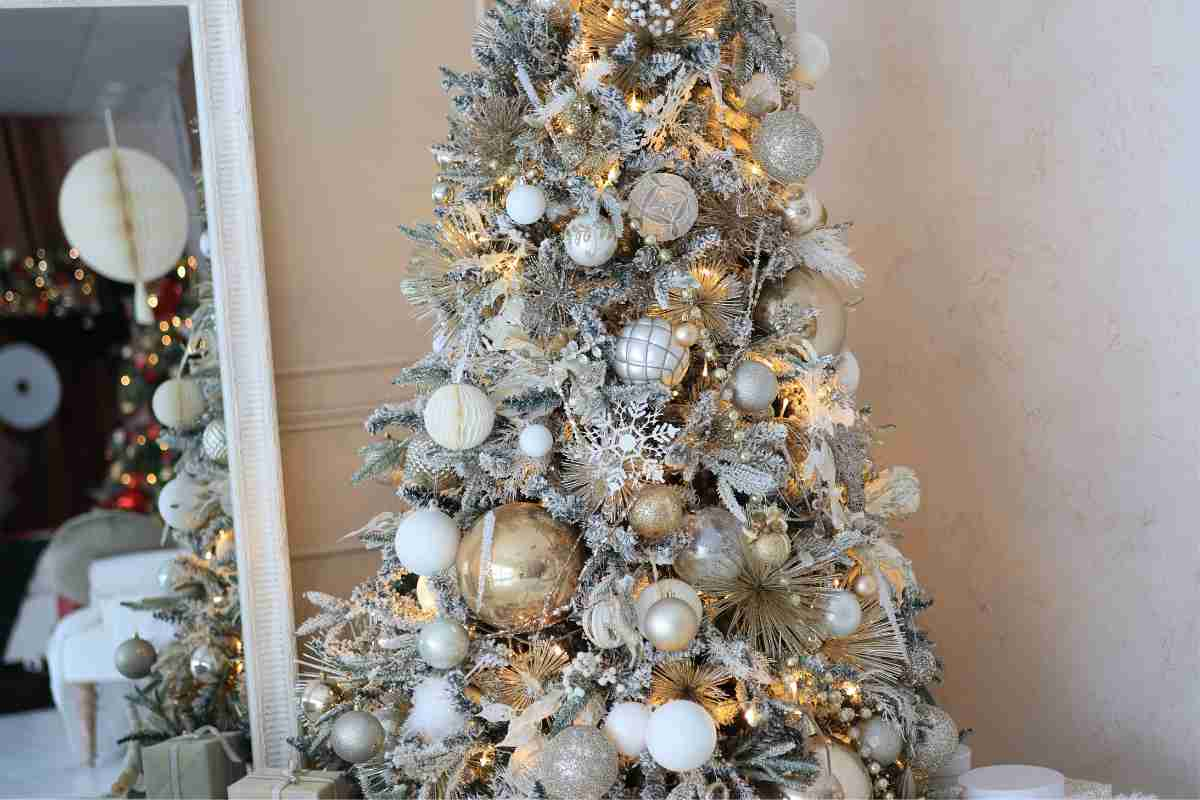 dettaglio albero bianco e oro