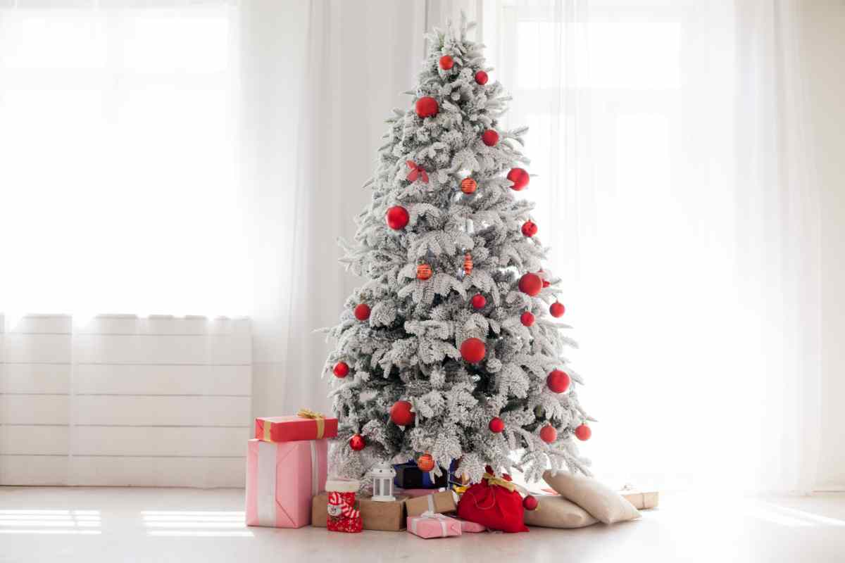 albero di natale con decorazioni rosse