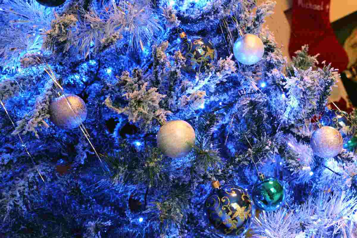 zoom su dettaglio di albero di Natale blu