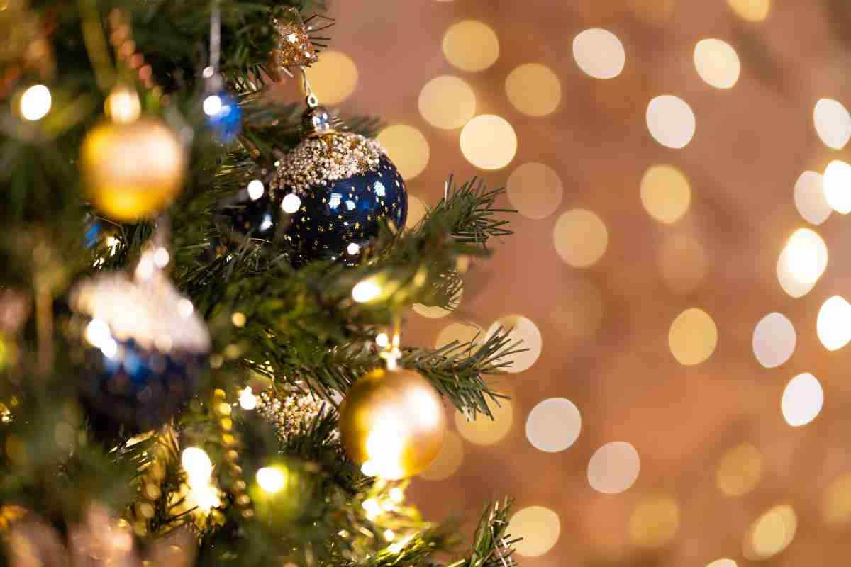 Albero di Natale con palline blu e oro