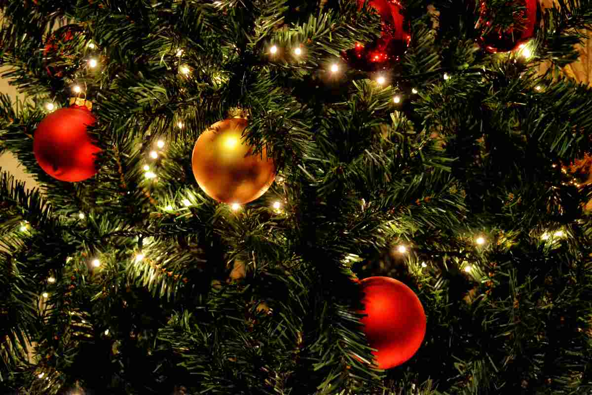 Albero di Natale con palline oro e bronzo 