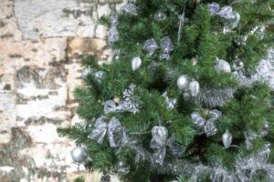 Albero di Natale con addobbi di colore grigio